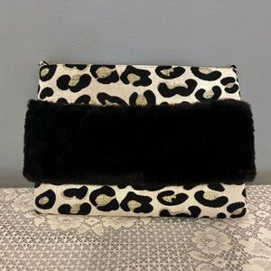 AMERICA & BEYOND FAUX FUR CLUTCH |CHILLY CHEETA